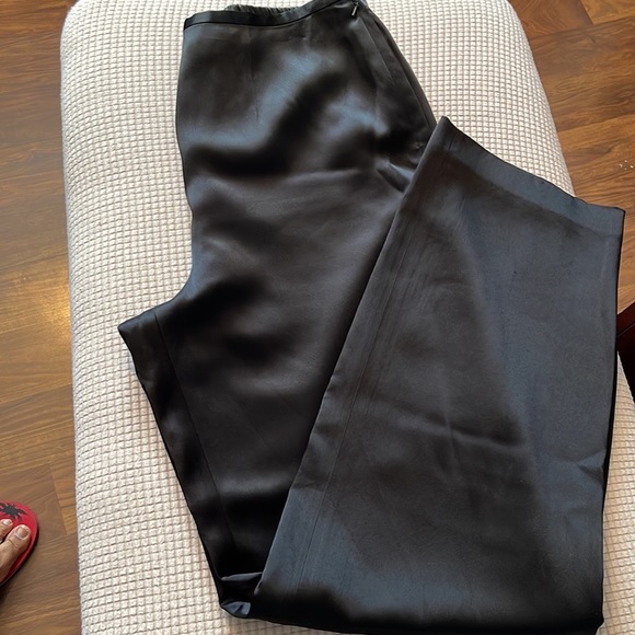 Rise: 10.5"
Waist: 30"
Inseam: 32"
Hip: 38"
Leg Opening: 15" - Picture 5 of 6